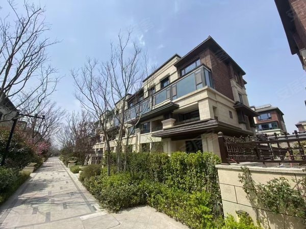青岛城阳高新区领秀珊瑚湾(别墅)带院子 联排别墅 4室2厅4卫 精装修