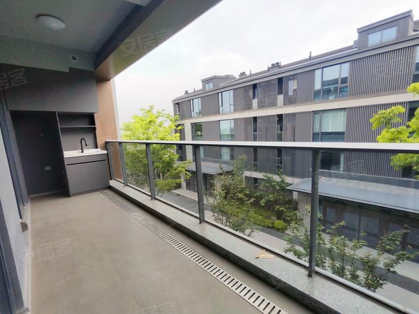 杭州余杭五常晓月澄庐叠墅 一眼望去全是景 通透性很好 采光又好 品质