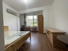 四海馨城小公寓一室一厅一卫整租700元每月