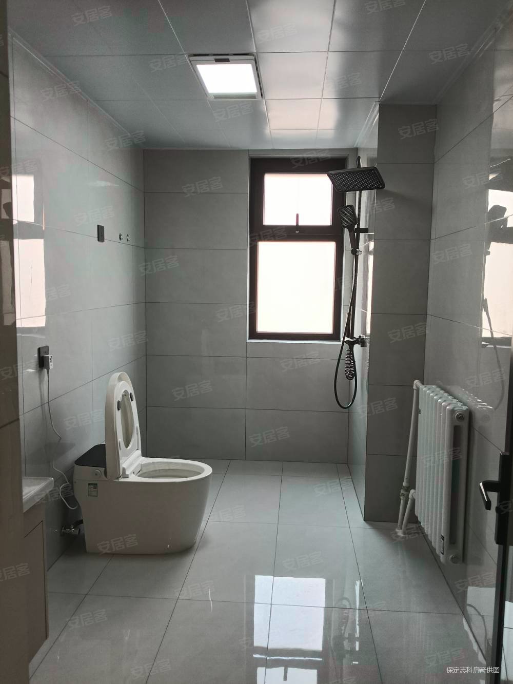 新一代C区4室2厅2卫137㎡南北90万