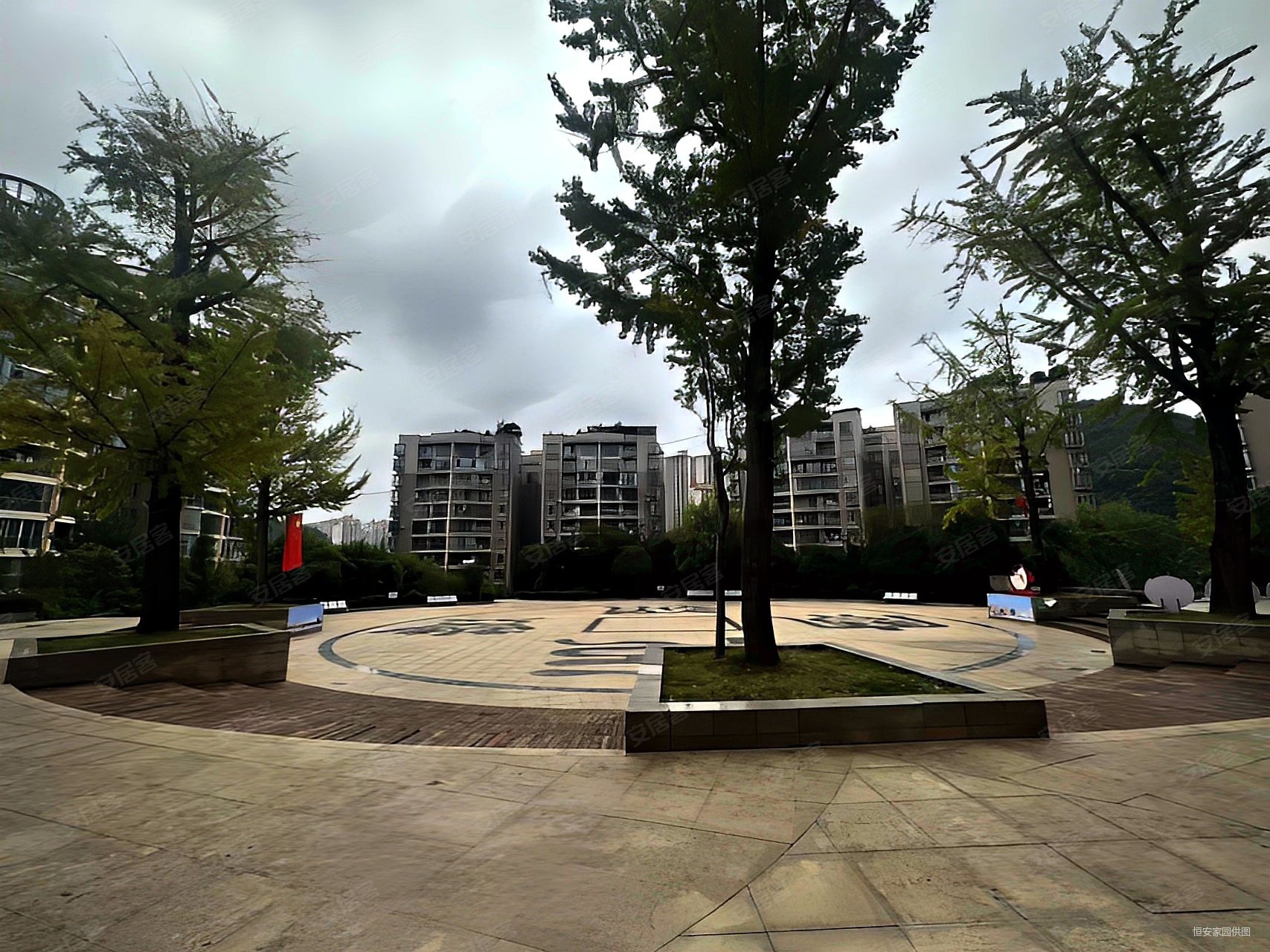 南明区卧龙山庄小高层电梯房大平层可用作5房带入户花园大阳台