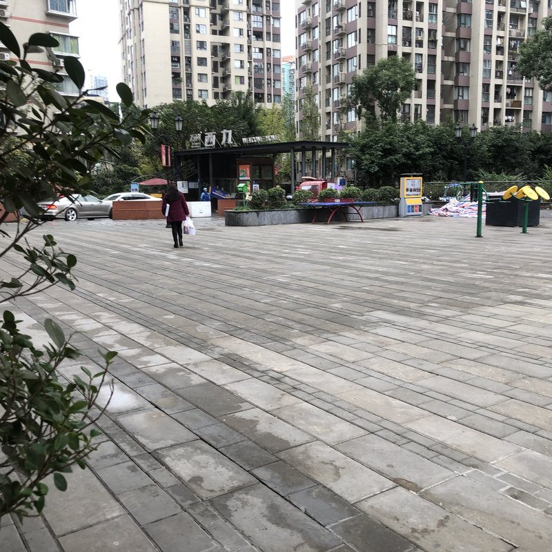 主推一改*户型的 小区楼下100米就是正在修的18号线石坪桥站轻轨出口