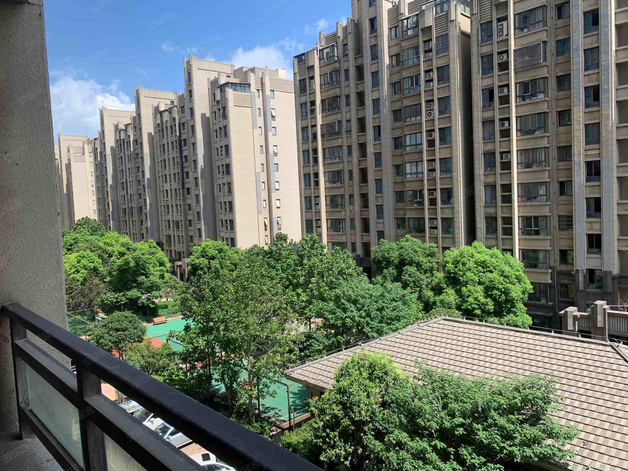 水畔兰庭出行方便板楼满二带电梯商圈成熟南北通透