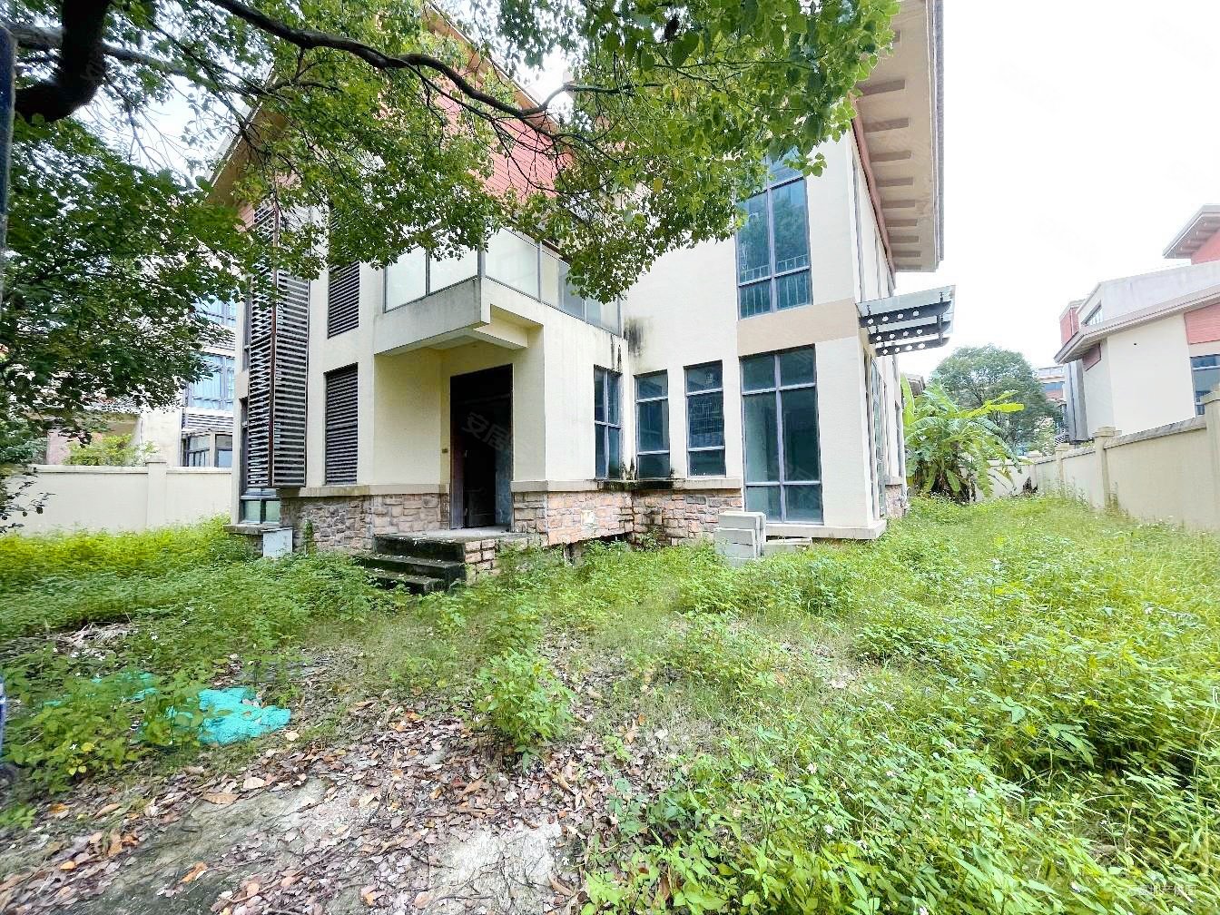 盘龙湾 独栋别墅 70年产权 带300平方花园 一共有三层