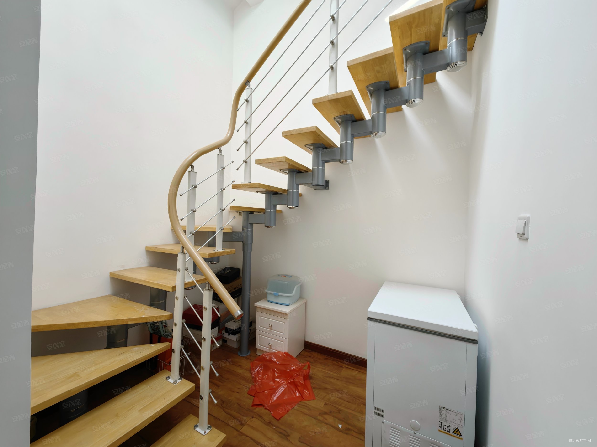 联排别墅 三层 室内电梯 带院 送车库 可以停两辆车