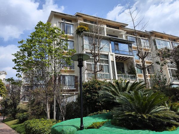 昆明西山滇池度假区滇池卫城蓝湾滇池卫城学校旁洋房 好停车 拎包入住