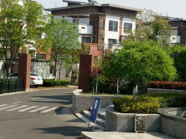 青岛城阳惜福镇千禧国际村二期水映杉墅千禧大别墅 高挑客厅 大露台