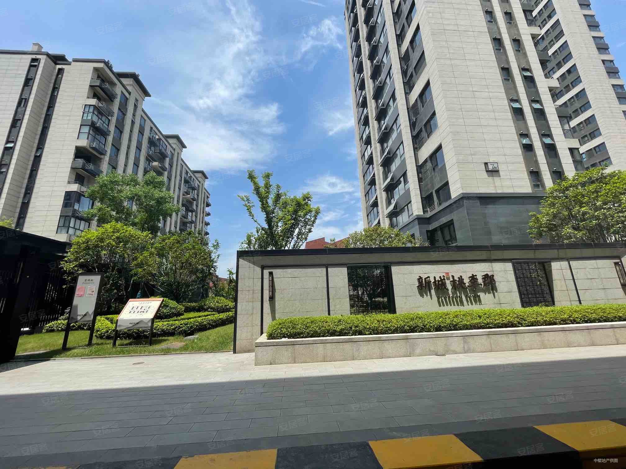 新城桃李郡3室2厅1卫93.2㎡南180万