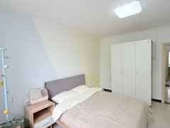 北京朝阳亚运村惠新西街附近！安慧里一区主卧南向带阳台！阳光充足！出租！出租房源真实图片