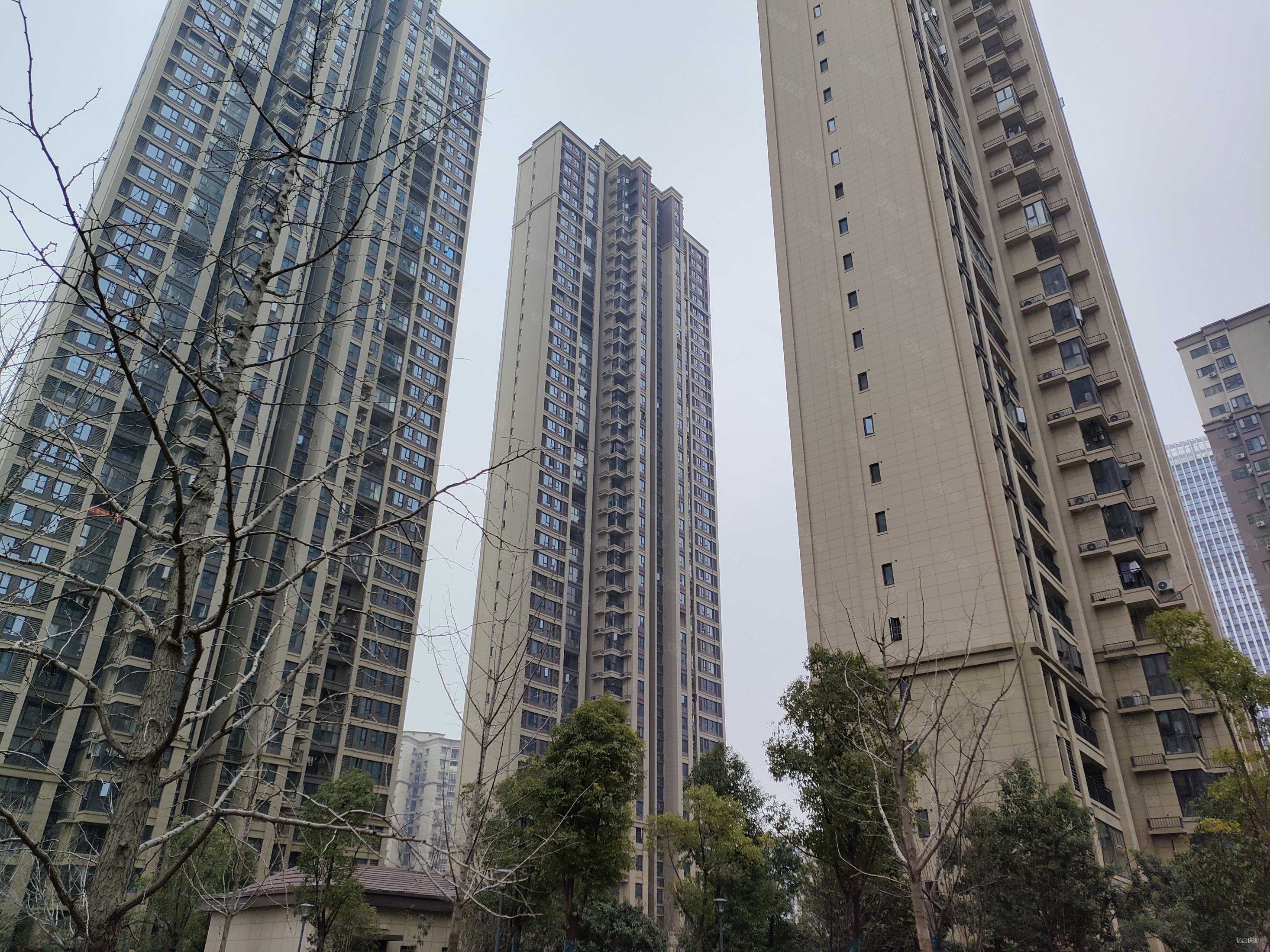 青山建设十一路5号线地铁口绿地香树花城0精装3房出售