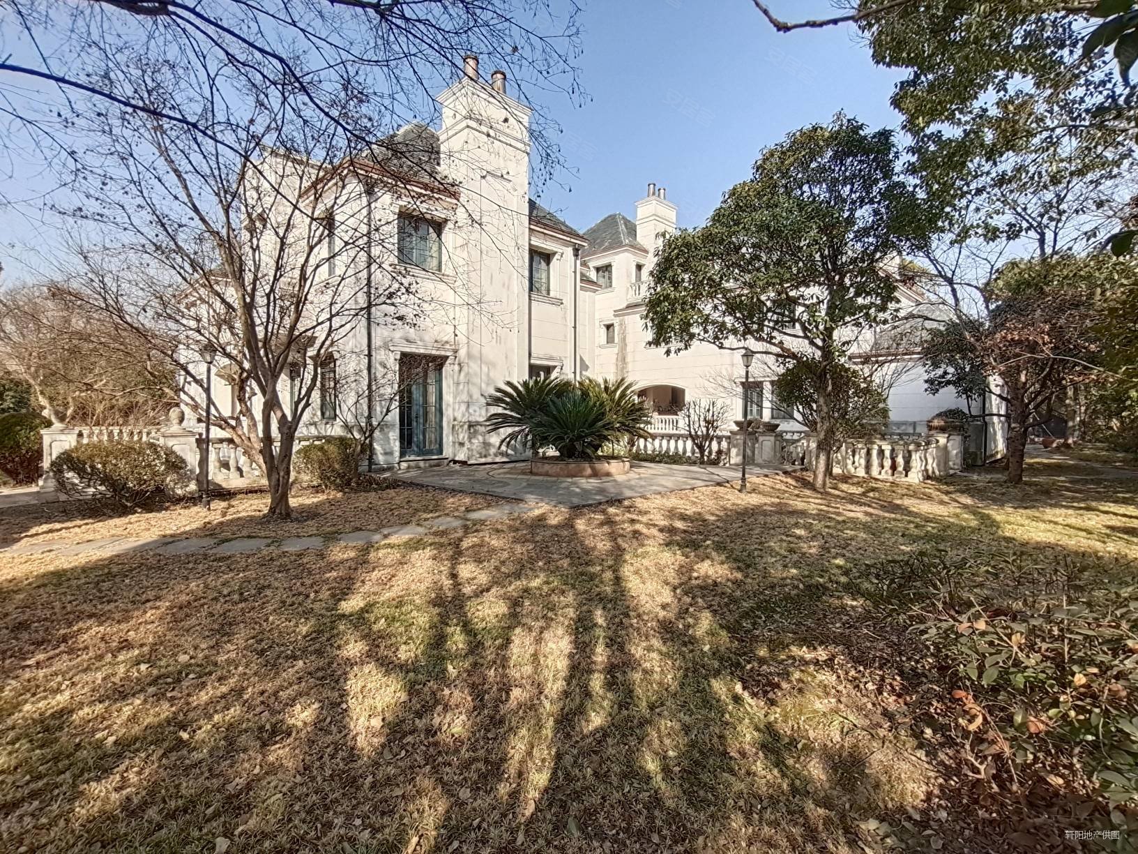 淀山湖壹号临湖豪装独栋别墅花园8亩带室内电梯室内外泳池