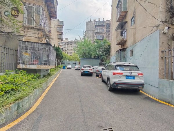 第二种是秘制辣子鸡火锅