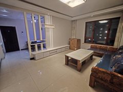 莱芜莱城莱城城区干净板正，拎包入住，三室两厅，不开暖气，室内22度，随时看房出租房源真实图片