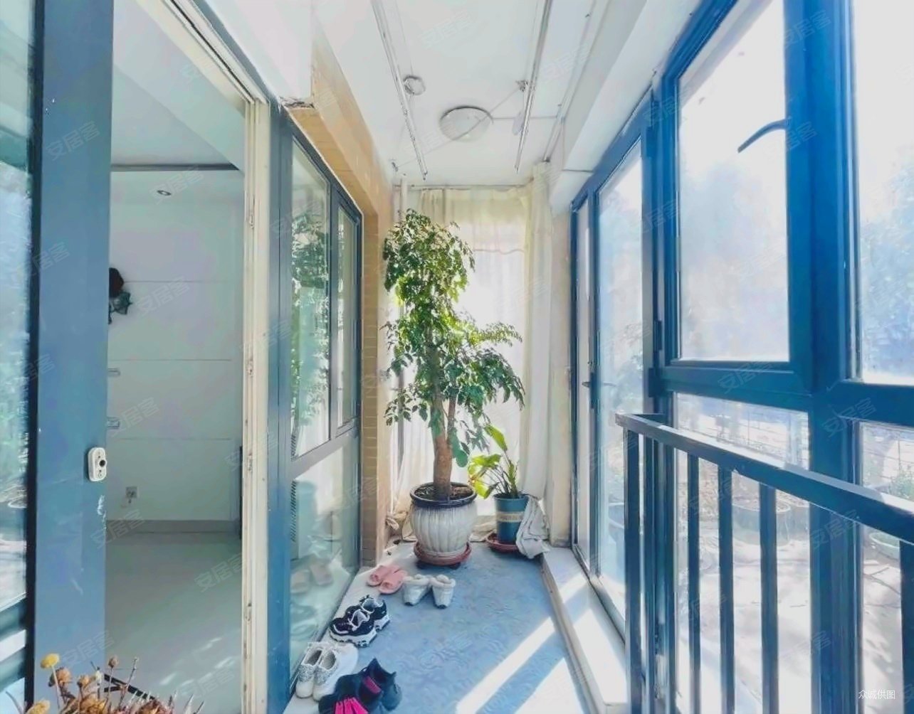 一楼洋房带60平院子,南北通透四居室,楼间距大,阳光房