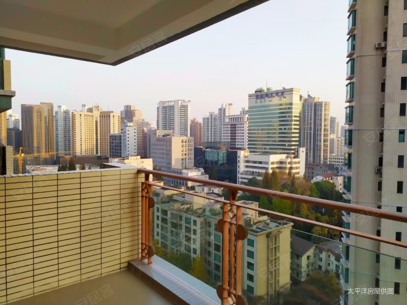 带地下车位,东方曼哈顿世纪豪庭二手房,1698万,3室2厅,2卫,150.