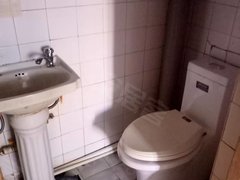 齐齐哈尔龙沙三百客运站龙沙小区3楼，西厢正房二室一厅56平出租房源真实图片