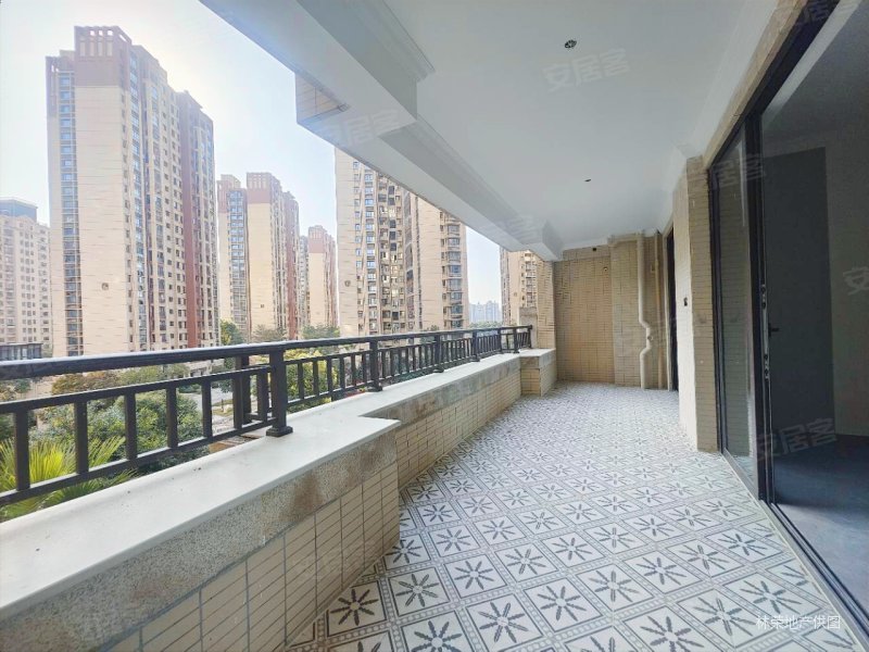 隆生皇冠花园 正南朝向 购物方便 次新房 商品房 精装修笋盘