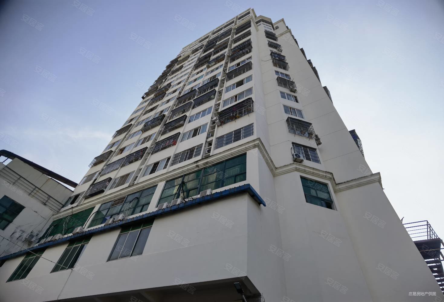 金侨大厦3室2厅2卫97.64㎡南163万