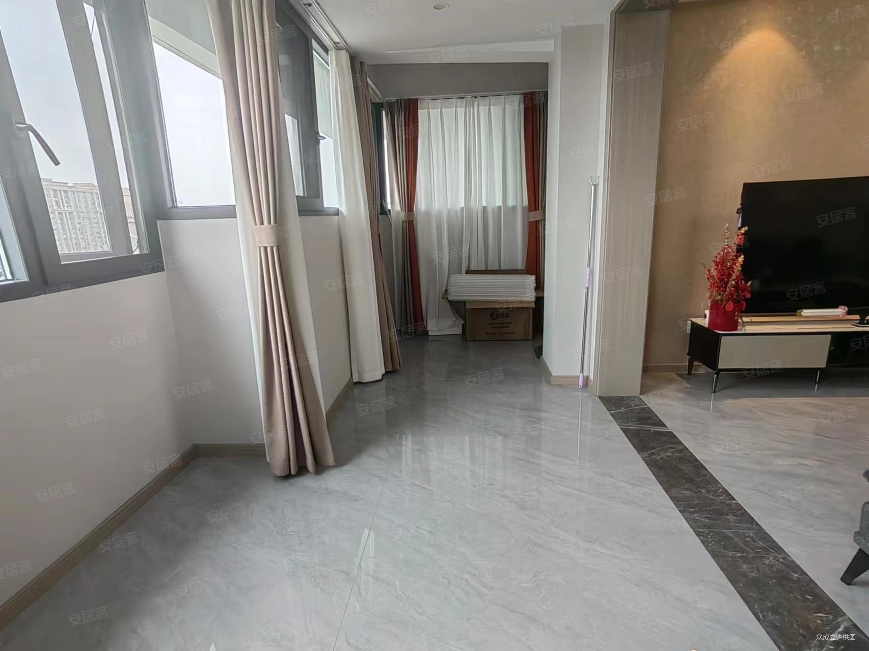 蓝光凯丽香江 去年装修业主住家有电梯 出行方便 满五商品住宅