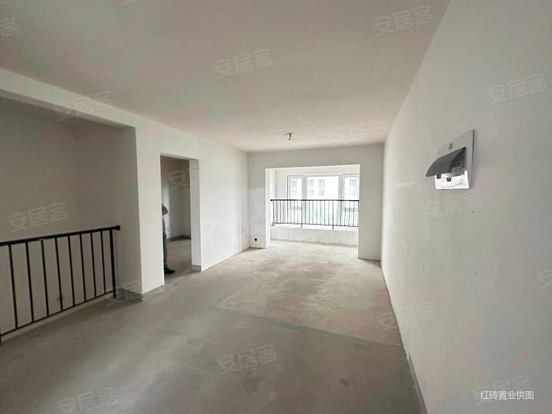 再次降价急卖中航樾玺三房两卫复式房新小区位置好