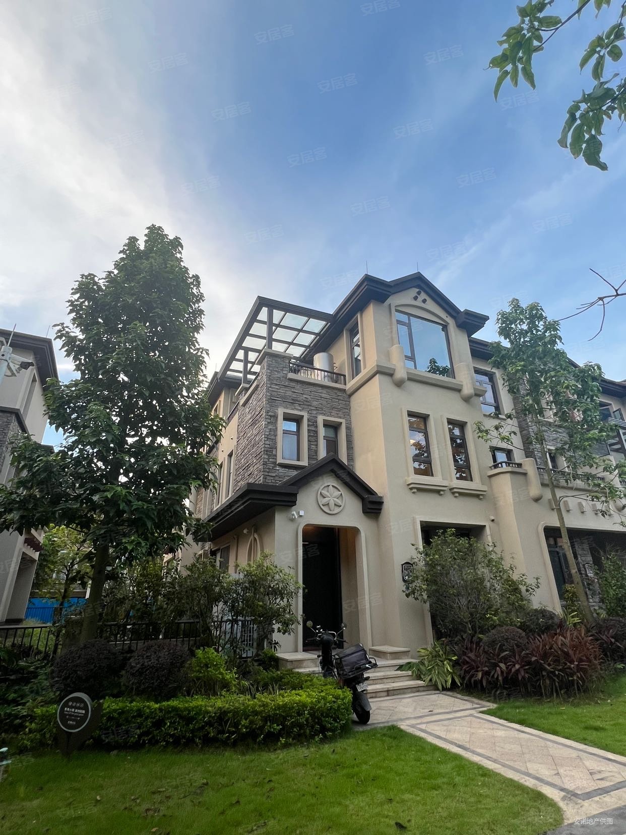 莲湖山庄别墅莞长路6室3厅5卫2545平方米