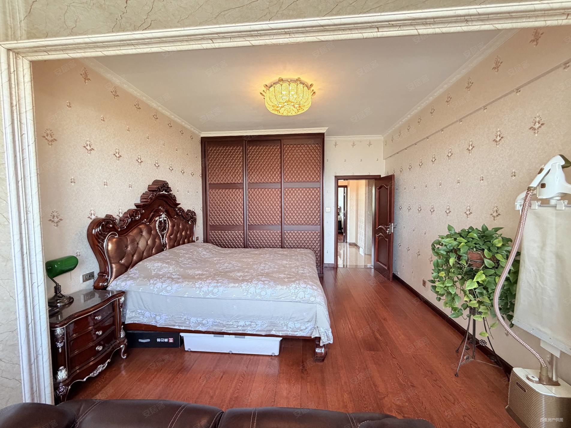 宁景苑3室2厅2卫146㎡东西249万