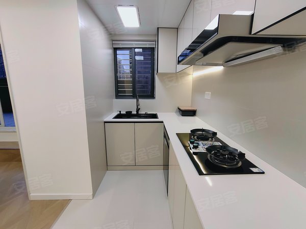 【多图】古北恒盛苑,金虹桥租房,小区仅有带露台在租新装三房,全屋