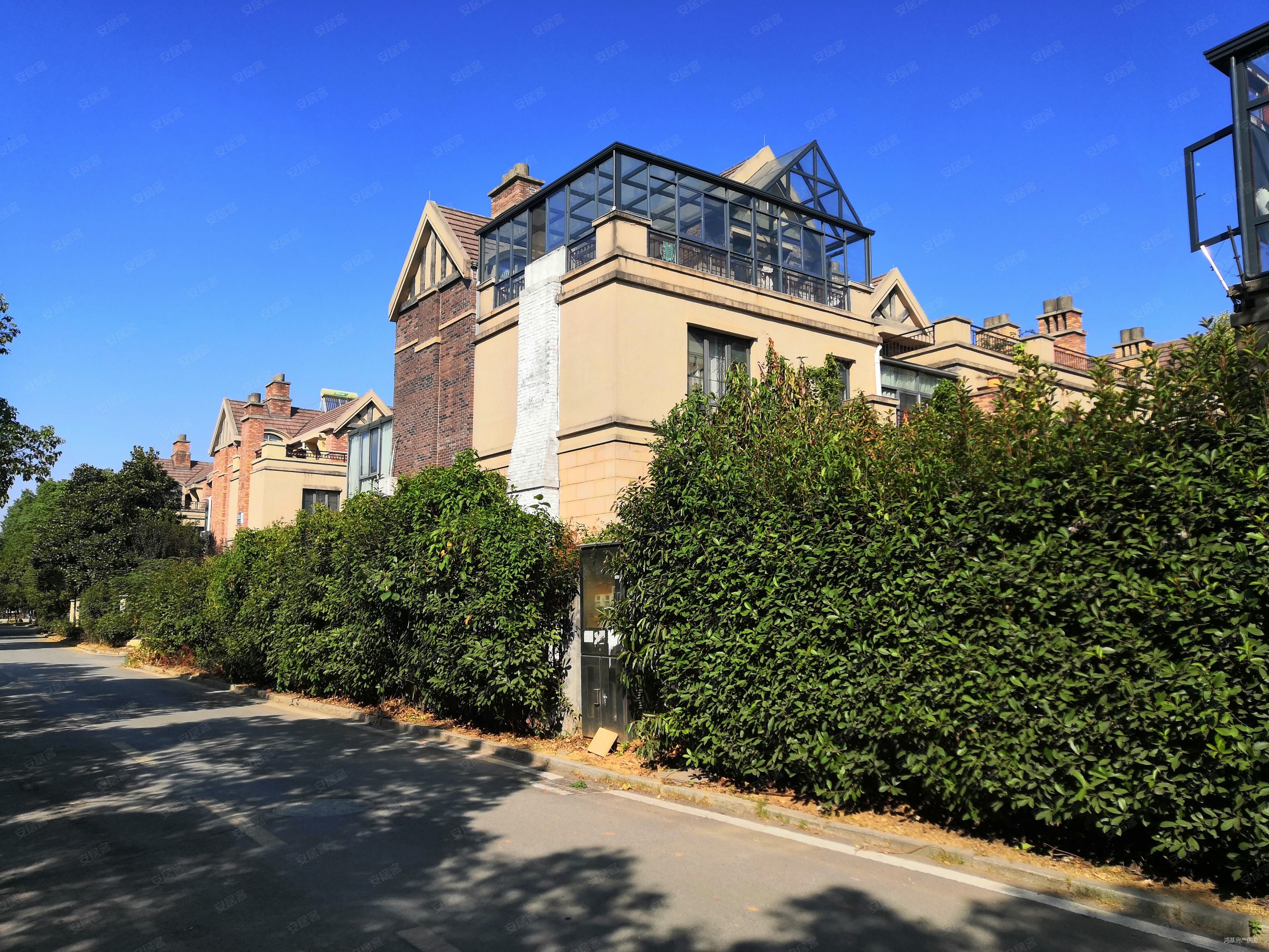 绿地山庄300平大院子联排端户,降60万,挖好地下室做好硬装,绿地兰宫二