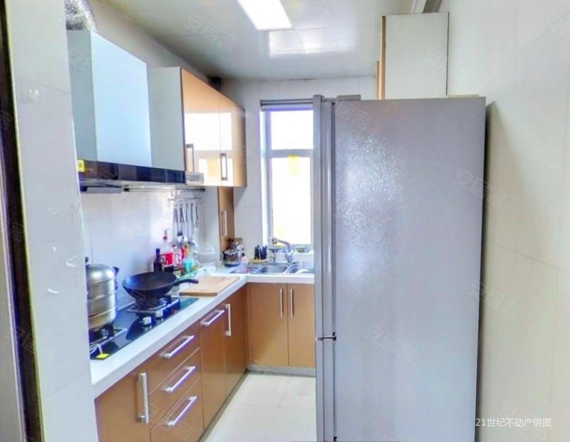 81片,小区环境有喷泉,业主自己住精装修,南北通透户型