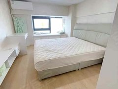 聊城开发区庐山路(实拍新上)当代星美附近,金融中心精装一室带壁橱,化妆桌出租房源真实图片