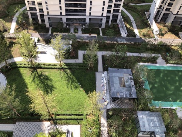 杭州临安临安城区花漫里(临安)医学院边上,有车位,随时看房!