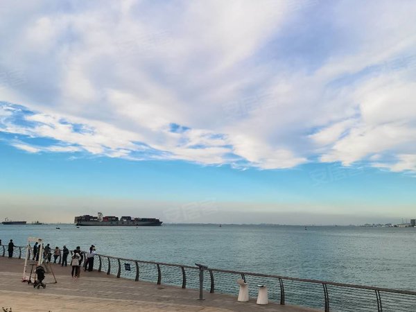 青岛黄岛薛家岛融创维多利亚湾维湾套三精装修 能洗澡能做饭1300包