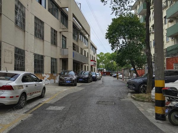 无锡梁溪金匮芦庄五区金星中学旁边,菜场附近,一房朝南,一房朝北,拎包