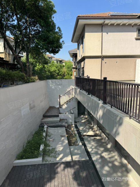 复地朗香 独栋别墅  上有花园下有车库