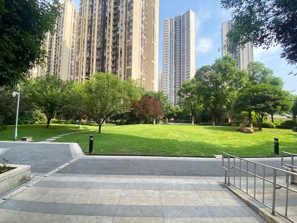 重庆江北五里店融景城朗峰北滨路 融景城朗峰正规两房带阳台 楼下就是