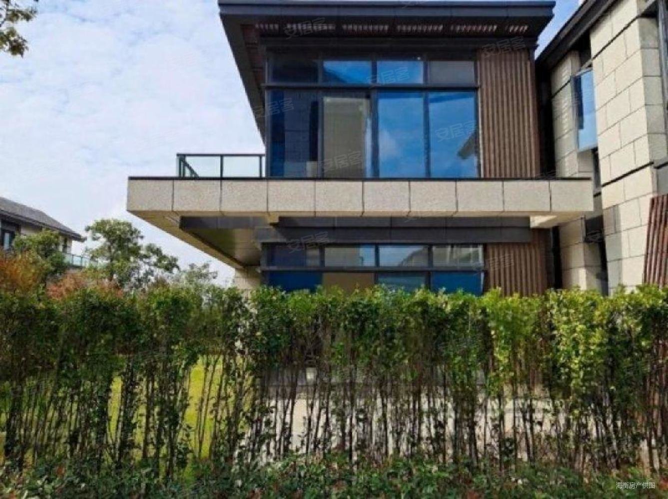 鲁能泰山9号(别墅)5室3厅6卫260㎡南北490万