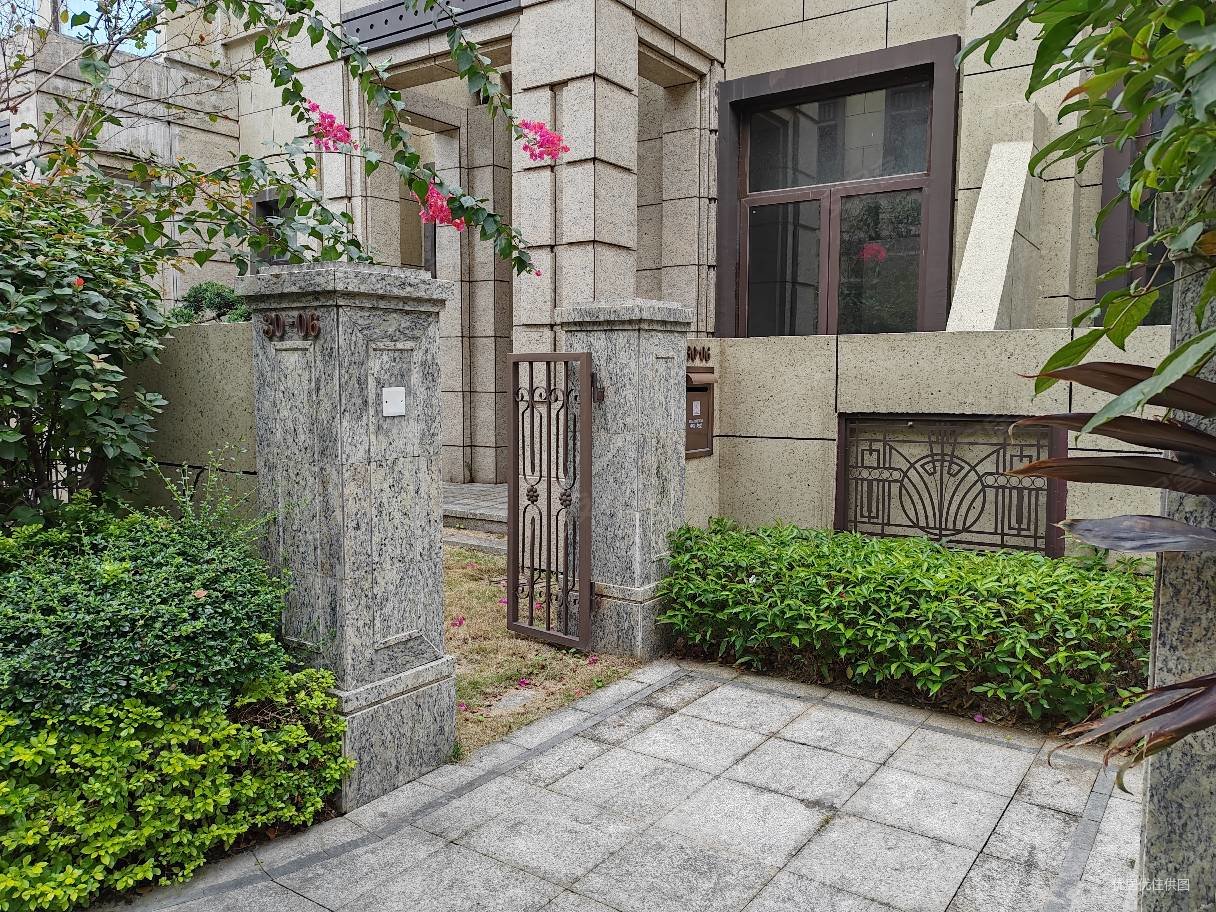 联排别墅亏本卖吾悦广场中海央墅前后花园送地下室两车位