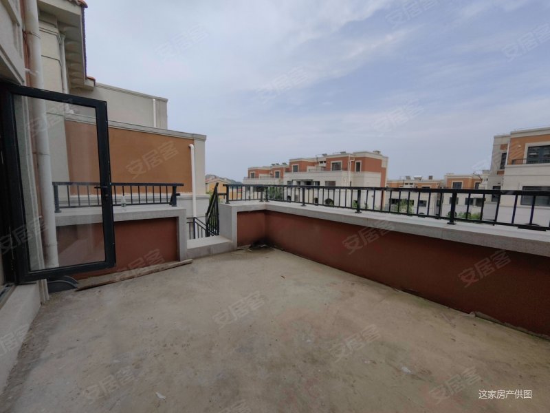 万科青岛小镇 科莫湖 百平大院 公园旁 成熟别墅区 户型好