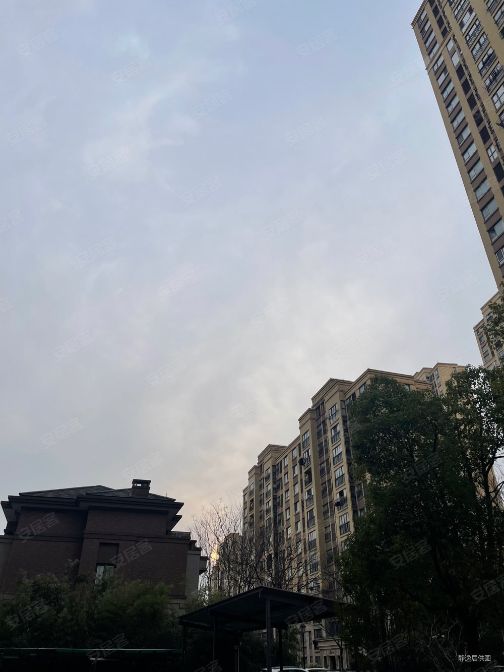 万达旁急售望府121平三开间朝南带车位位置好