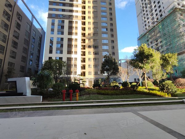 大理大理市昆百大泰业城龙都春天市区高层电梯3房东南向精装修1700