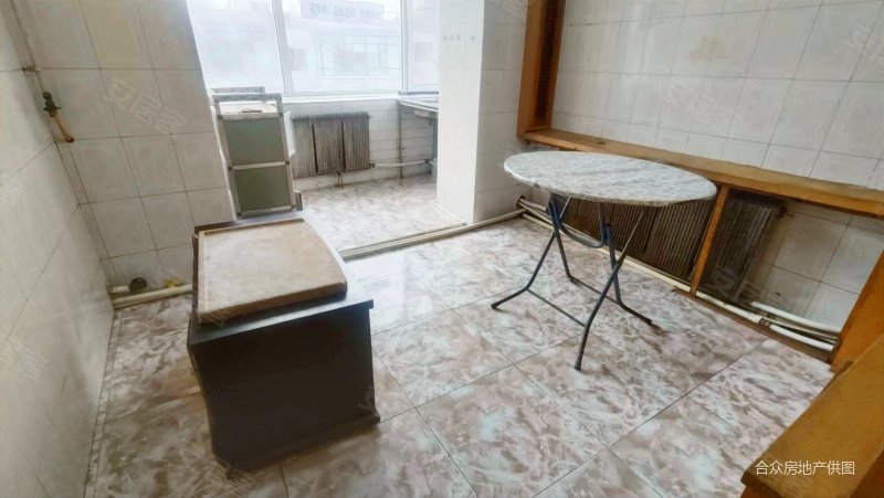 华新小区多层2楼封闭管理 亚泰大街长新街多条公交车站扶贫市场