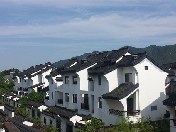 杭州富阳银湖九龙一号银湖野生动物园旁 简装中式排屋 共三层全套房