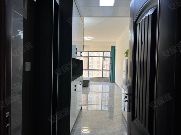 永城万达广场港汇万达广场精装一室,南户干净整洁随时都可以看房,拎包