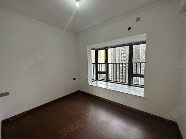 东莞黄江天虹中泰峰境中泰三期大阳台 3室2厅2卫 电梯房 106平 精装修