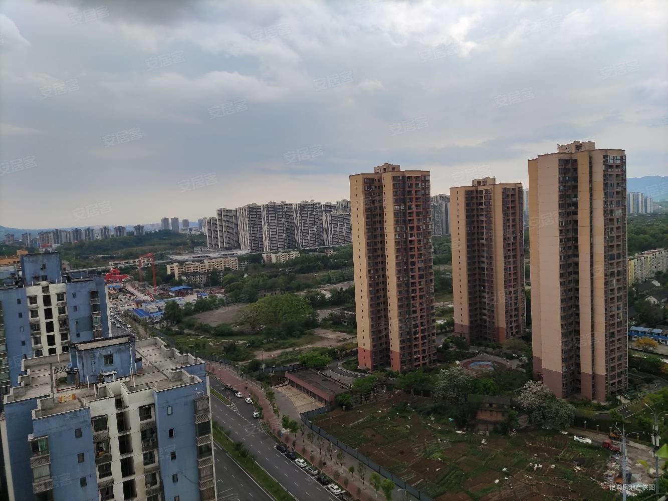 陈家桥地铁站旁边精装三室出售,家电齐全,拎包入住.