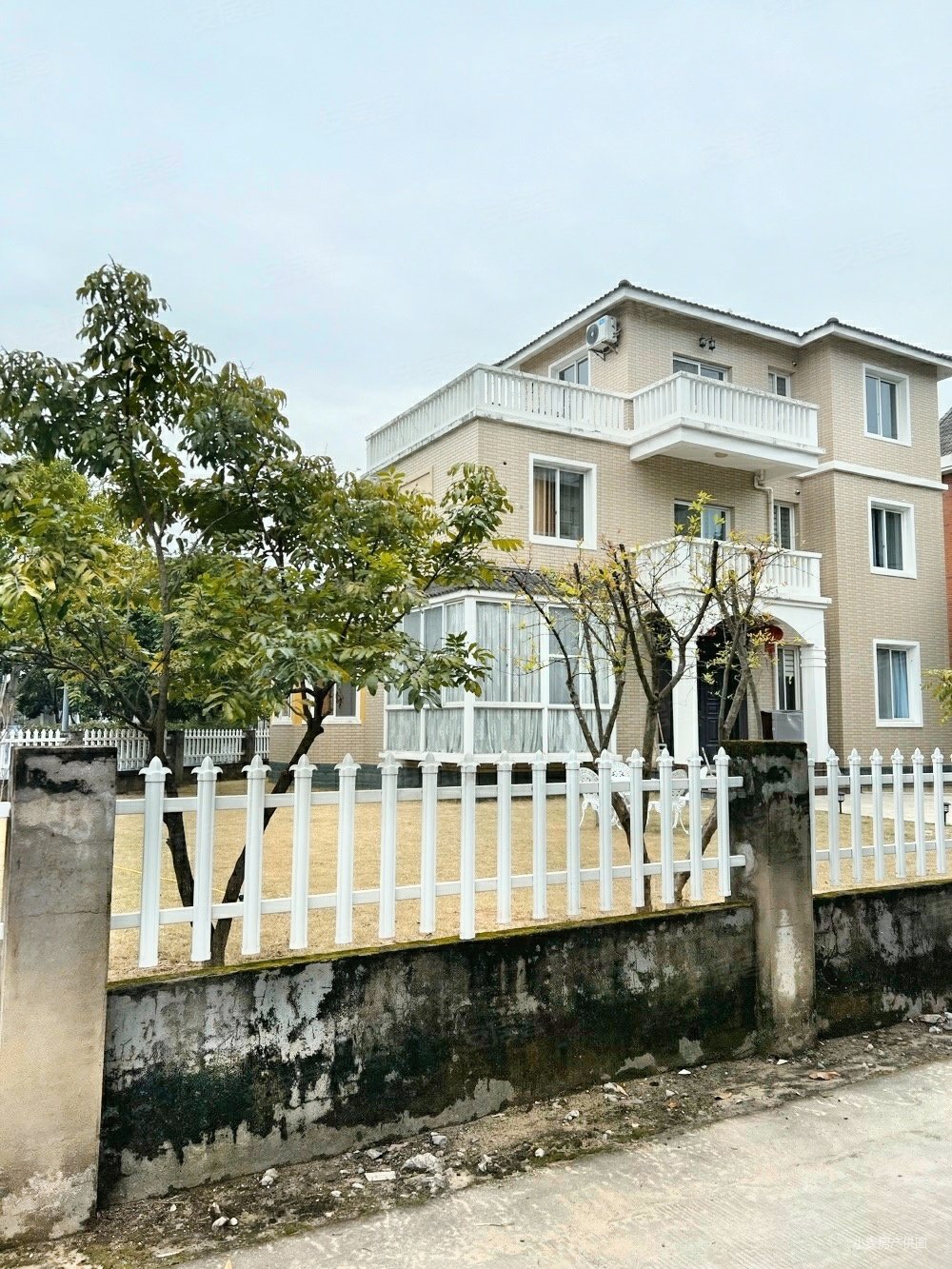 花园1000平 560万买沿江一排亚青大独栋别墅看江效果好