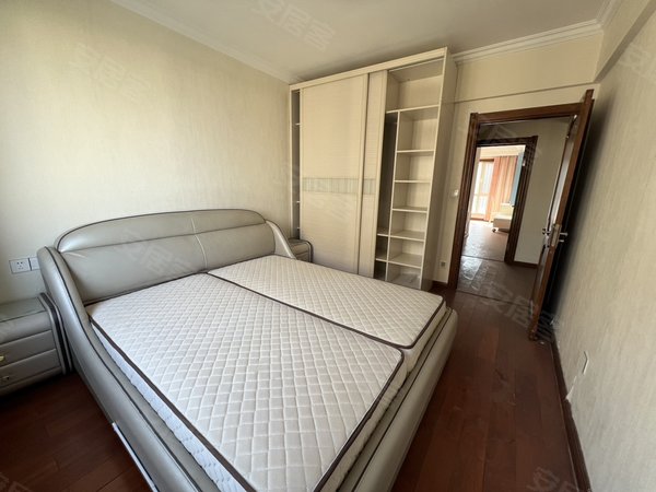 包头青山文化路万郡大都城万郡 精装修三室  家具家电齐全 钥匙在手 随时可看出租房源真实图片