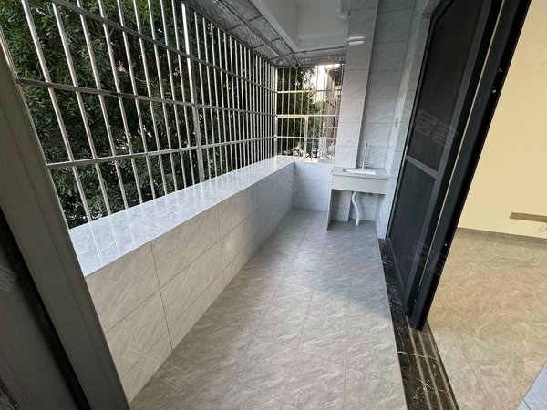 深圳宝安新安兰花苑文汇学校旁,兰花苑中间楼层,全新装修标准大三房