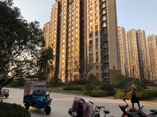 青岛黄岛隐珠中建锦绣城五期和园地铁口,大型商超幸孚茂旁,锦绣城和园
