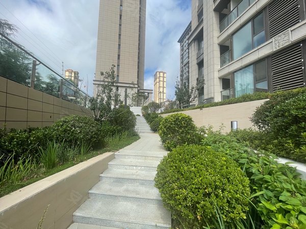 青岛黄岛薛家岛世茂香奈公馆地铁口高档小区套三全新家具家电拎包入住